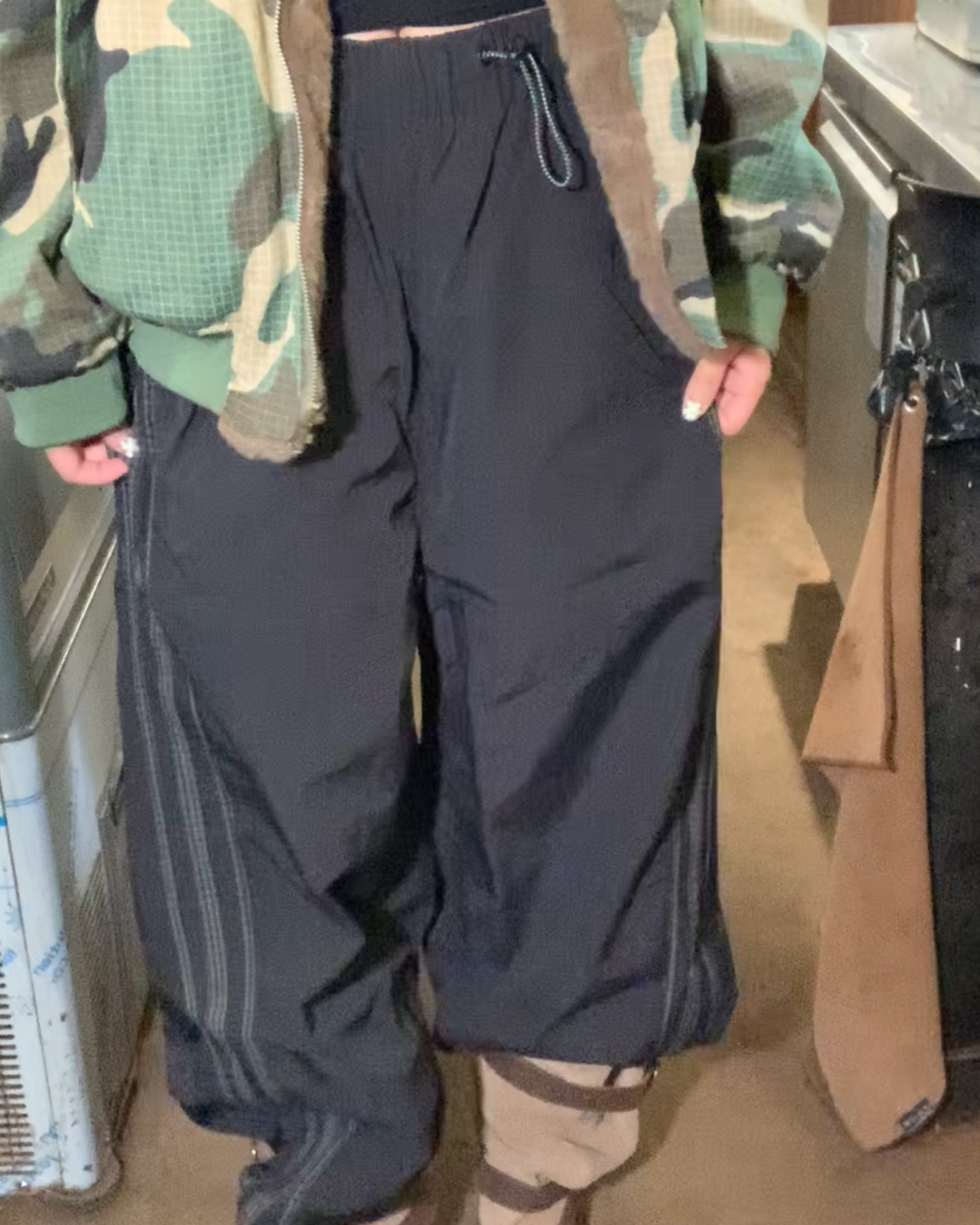 Sideline balloon nylon pants B0080